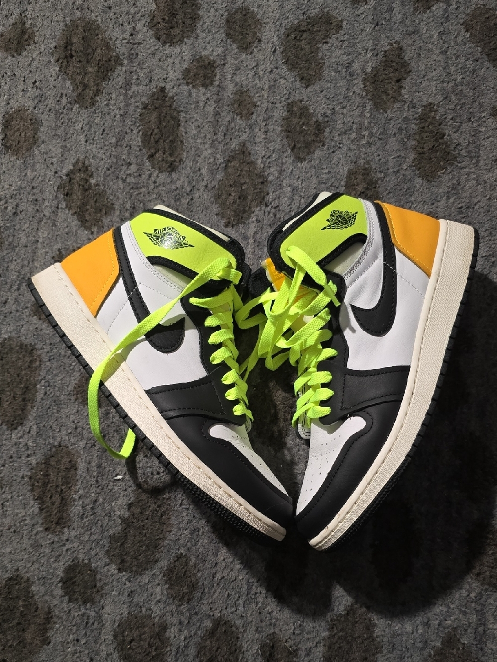 Retro High OG Volt Jordan 1